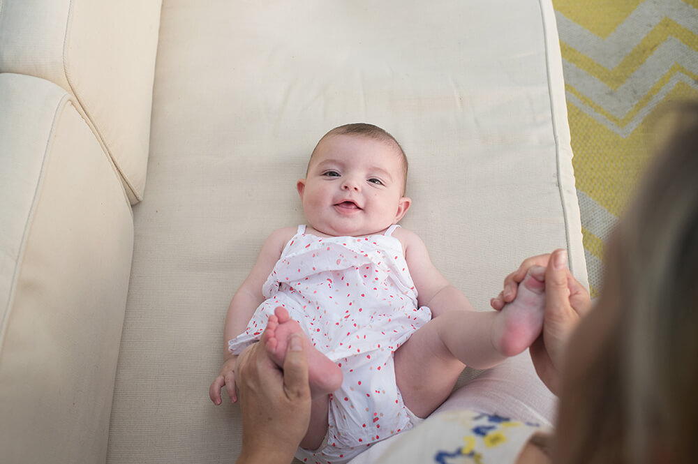 Les petits petons dans les mains de maman.