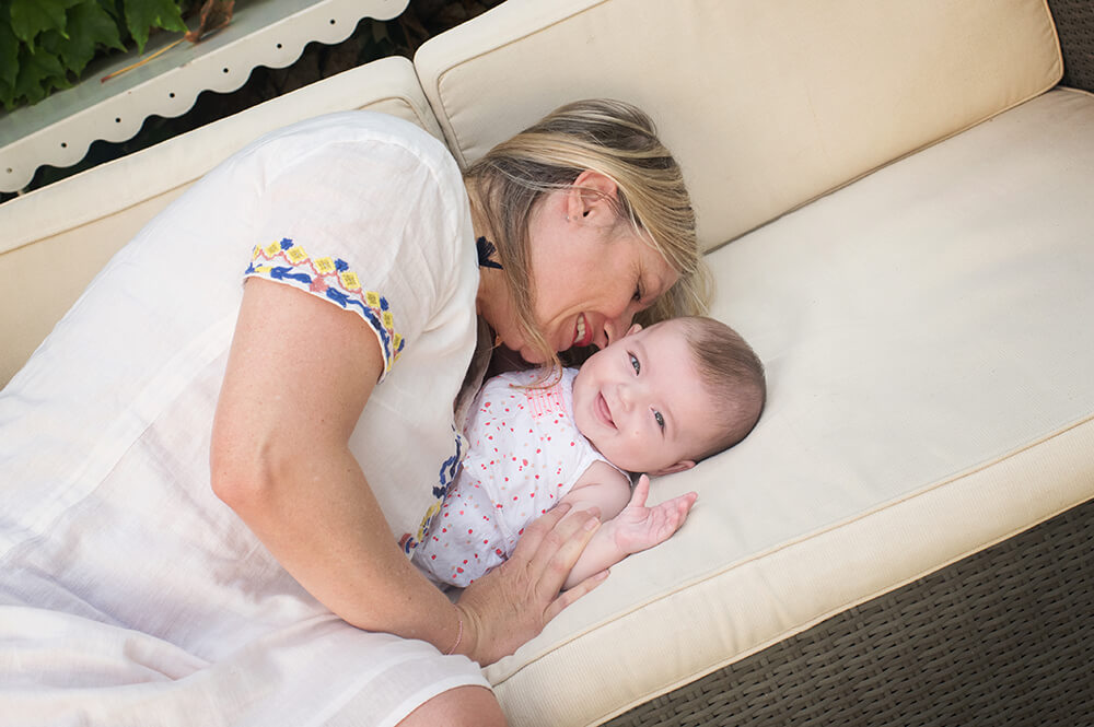 Bisous de maman dans le coucou de son bébé