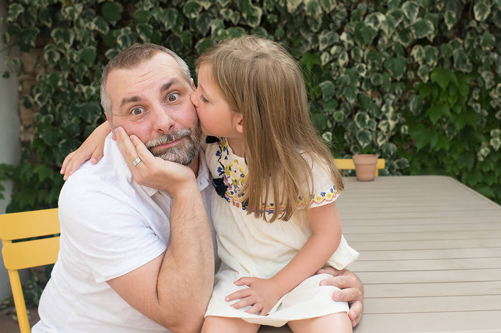 Bisous sur la joue de papa