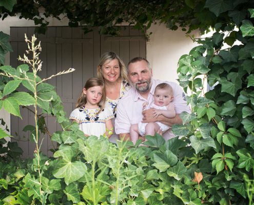 Séance photo famille à domicile à Ventabren. Portrait de famille dans la verdure