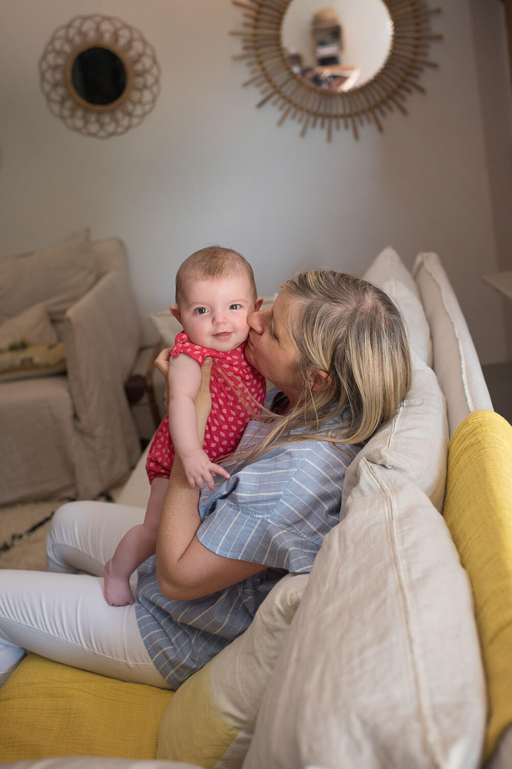 Câlin de maman sur canapé