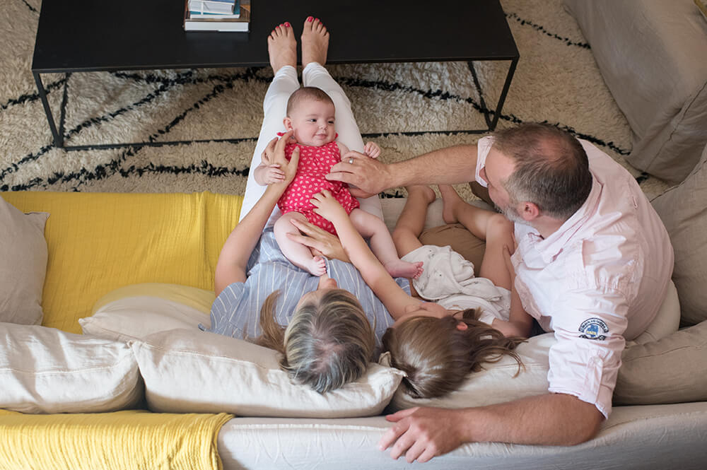 Famille sur le canapé. Vue du dessus.