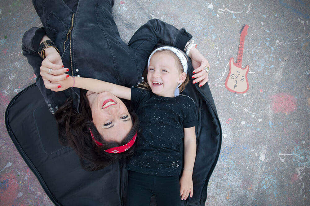 Portrait enfant dans une housse de guitare.