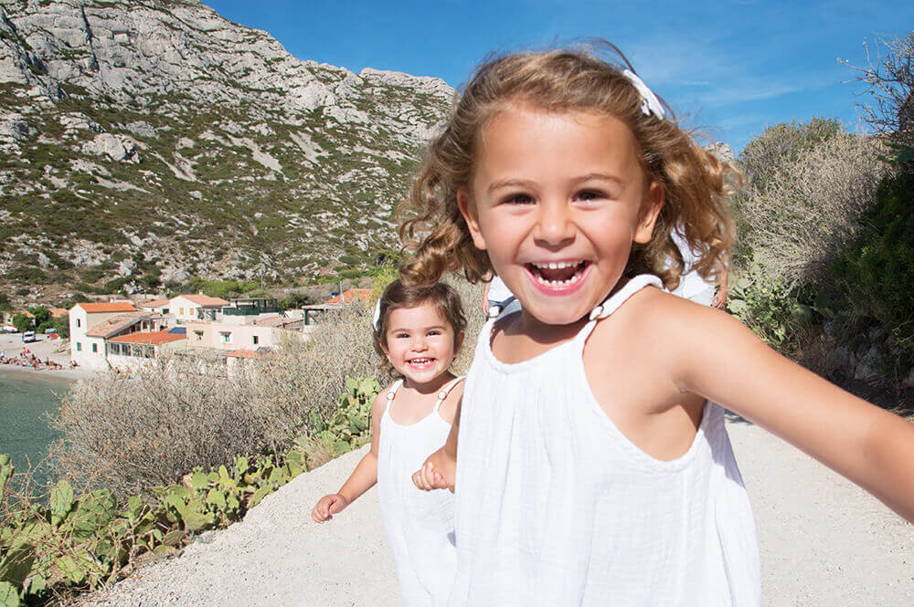 Enfants entrain de courir. Séance photo à Sormiou.