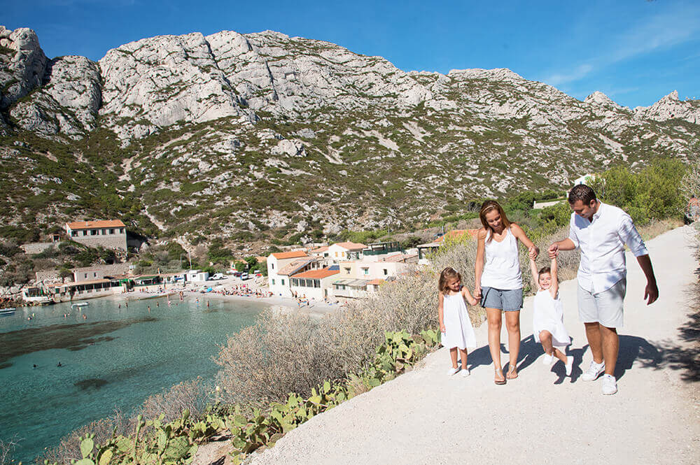 Séance photo famille dans la calanque de Sormiou