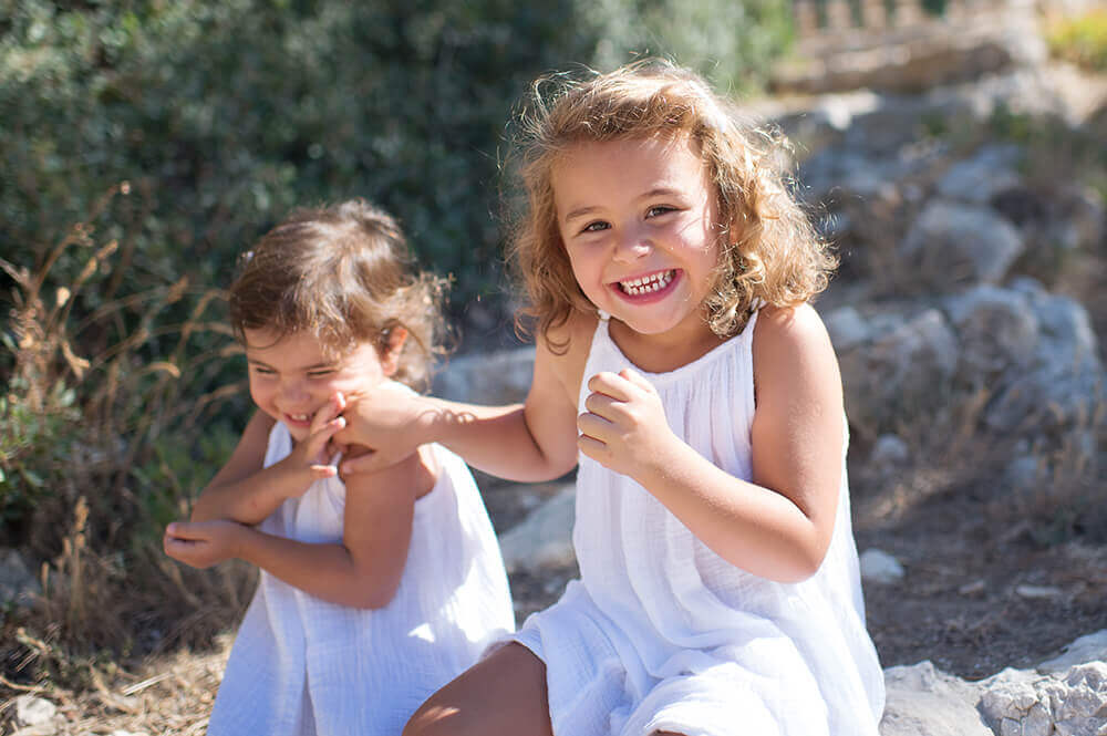 Chatouilles dans le cou. Séance photo enfant. Moment-photo.