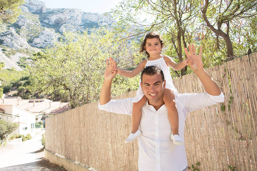 Portrait enfant sur les épaules de son père