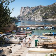 Séance photo famille dans la calanque de Sormiou.