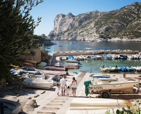 Séance photo famille dans la calanque de Sormiou.