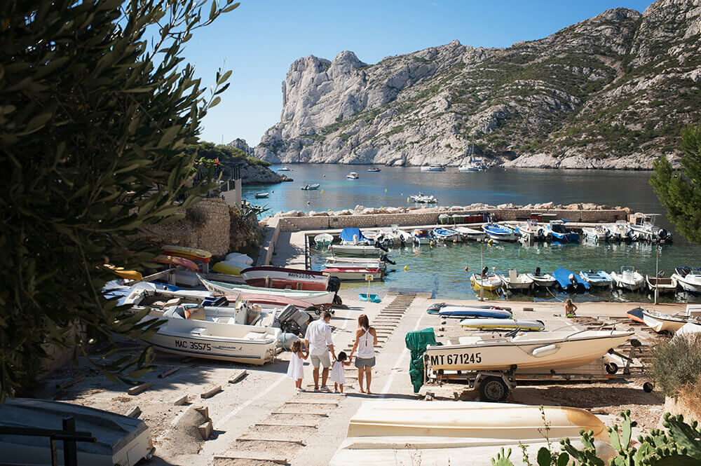 Séance photo famille dans la calanque de Sormiou.