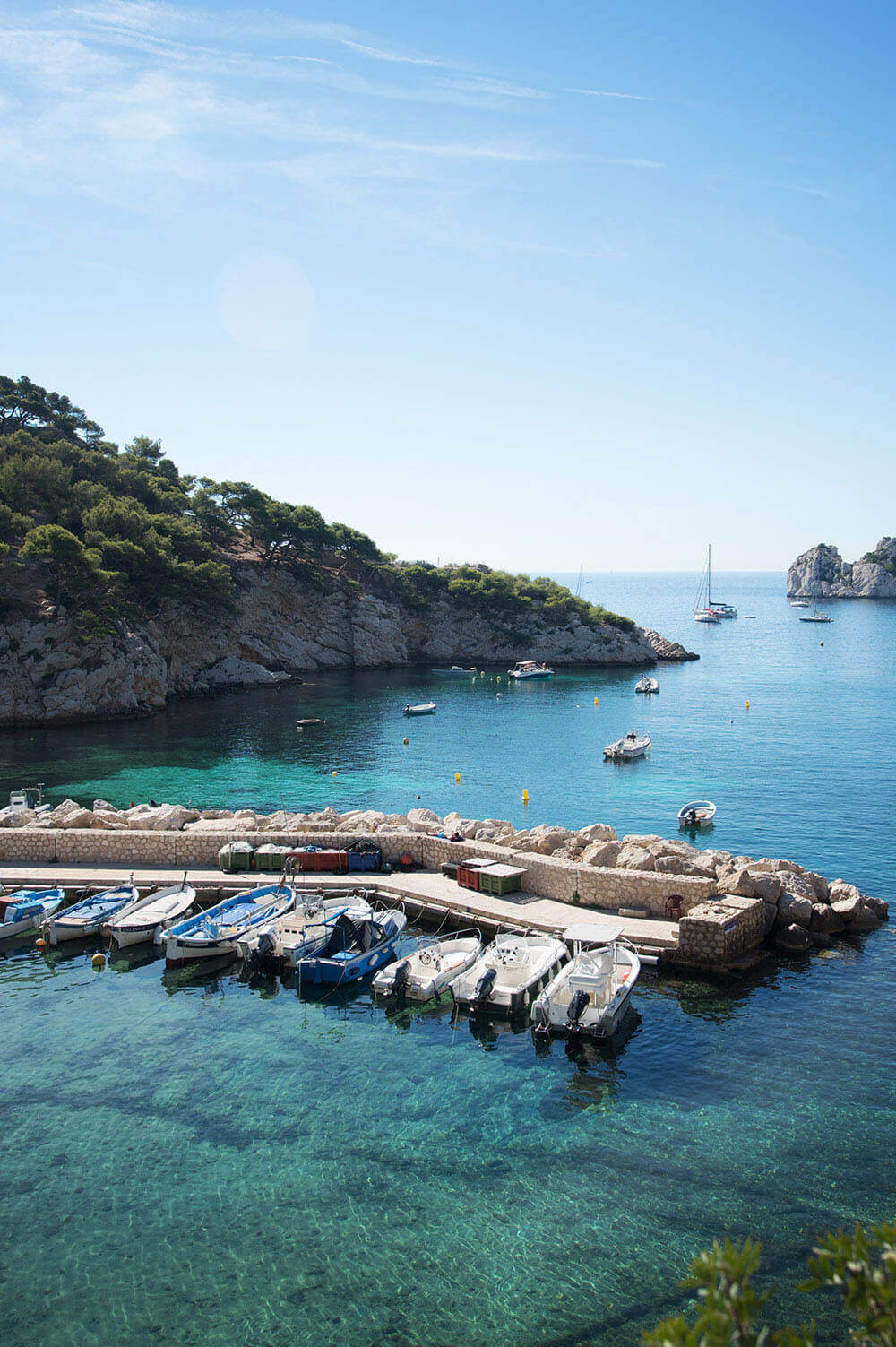 Port de Sormiou avec son eau turquoise.