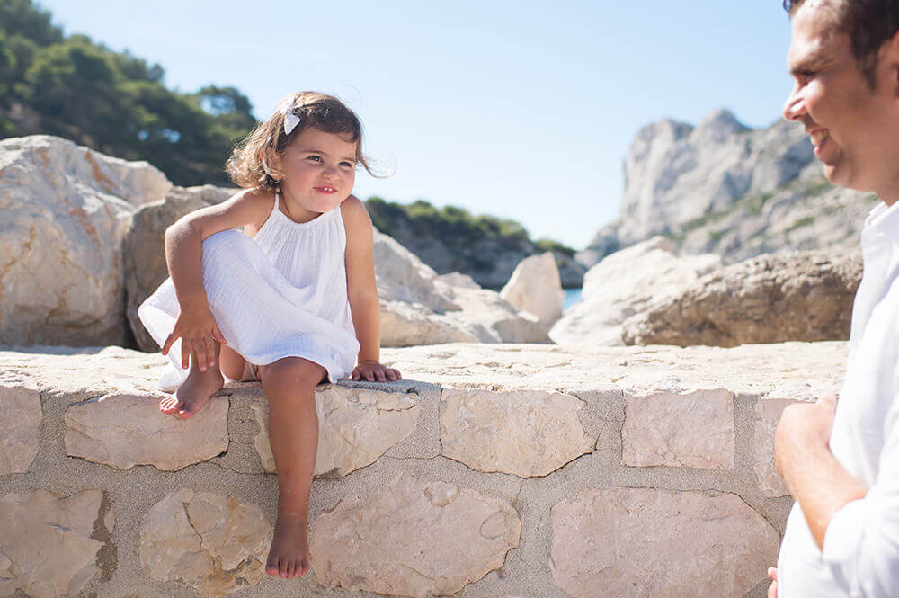 Portrait enfant à Sormiou. Pause décontractée sur le muret