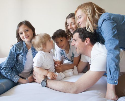 Séance photo happy family - portrait de famille à domicile Marseille