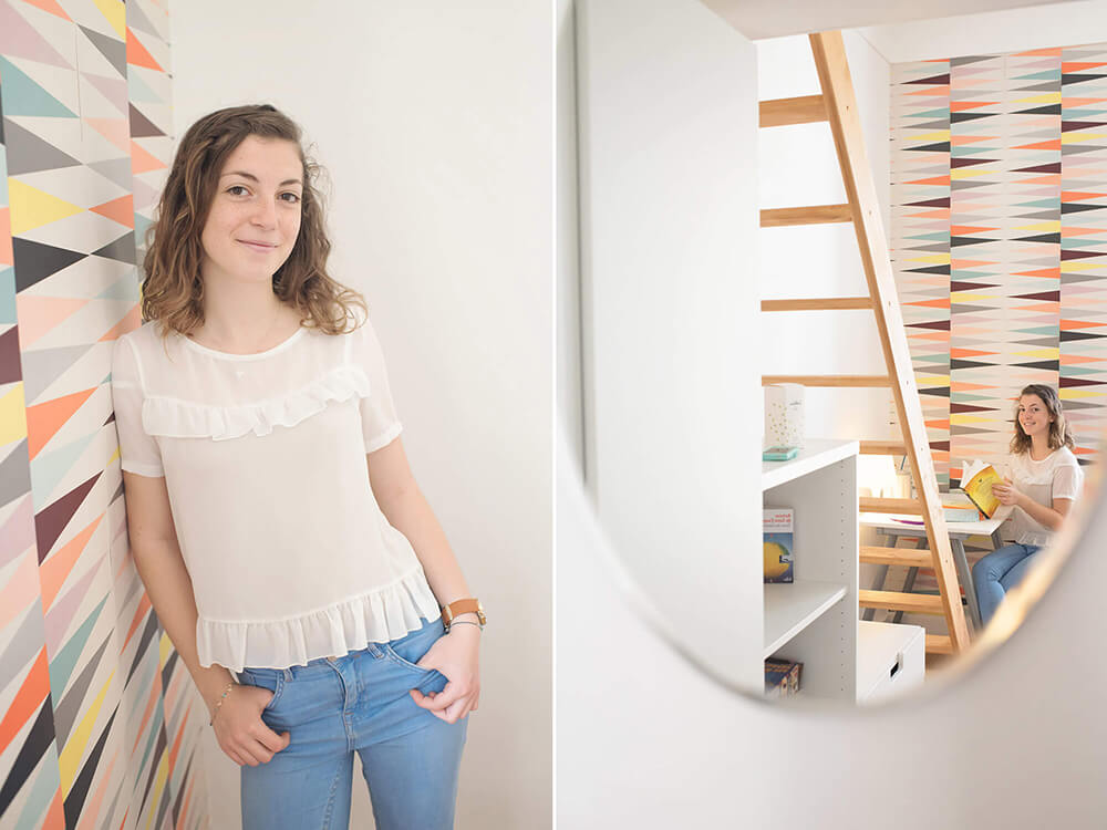 Portrait d'une adolescente dans sa chambre.