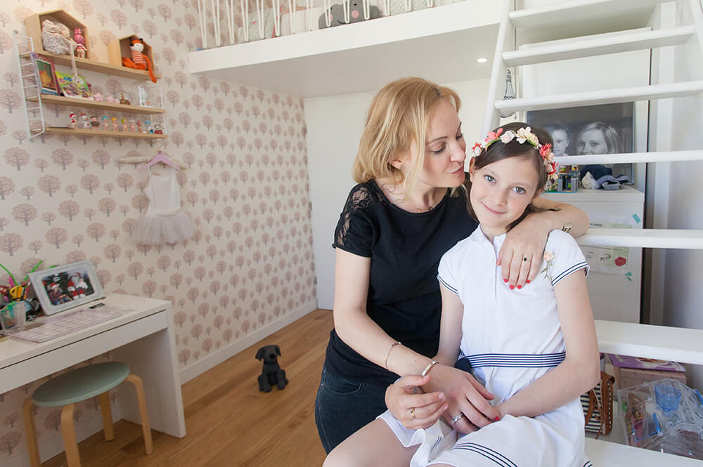 Portrait d'une jeune fille avec sa maman dans sa chambre rose.