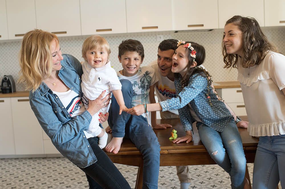 Portrait d'une famille nombreuse à domicile.