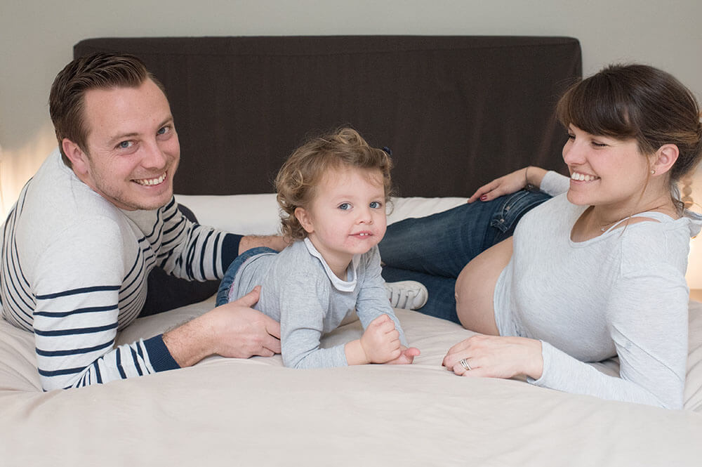 Portrait de famille sur le lit des parents.