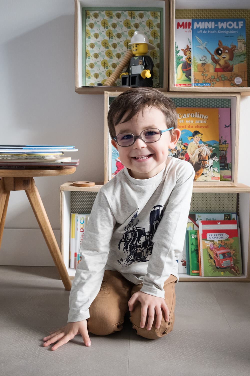 Portrait enfant dans sa chambre.