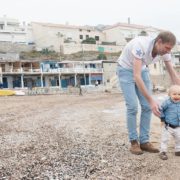 Apprendre à marcher le long de la mer.