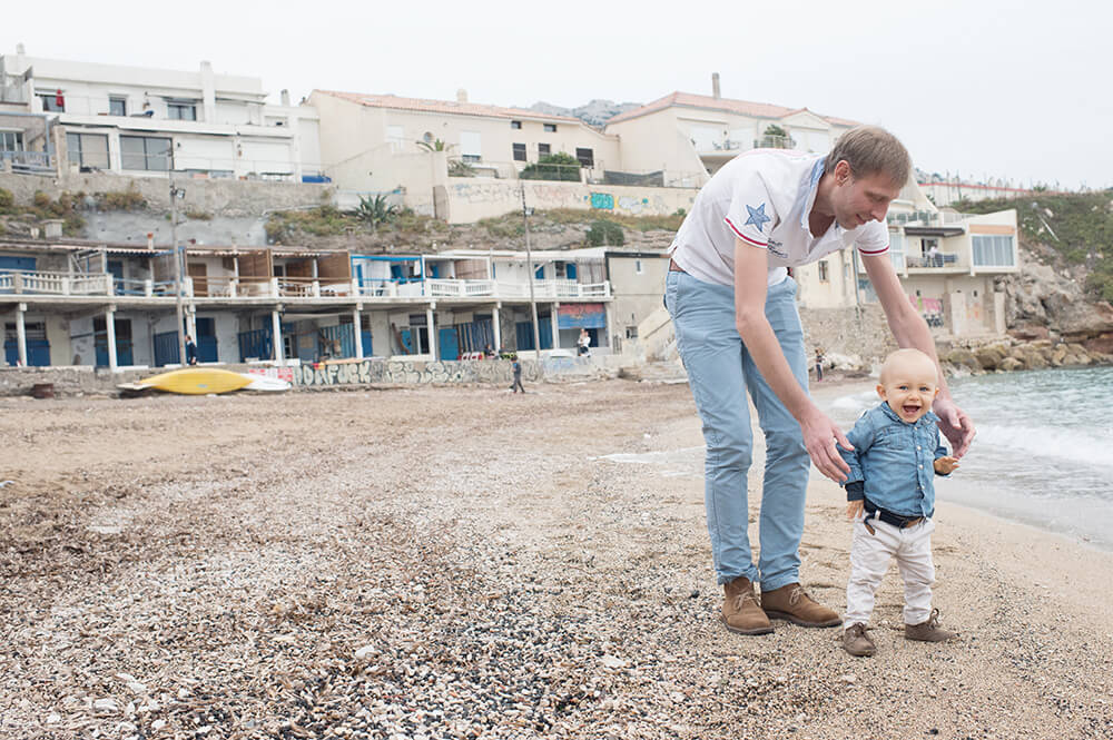 Apprendre à marcher le long de la mer.