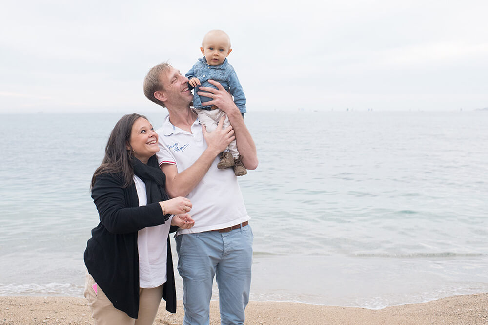 Portrait de famille rigolo devant la mer.