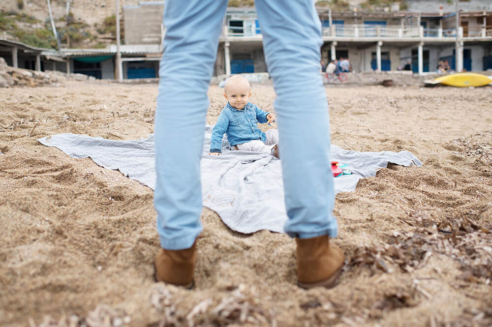 Photo rigolote prise entre les jambes de papa.