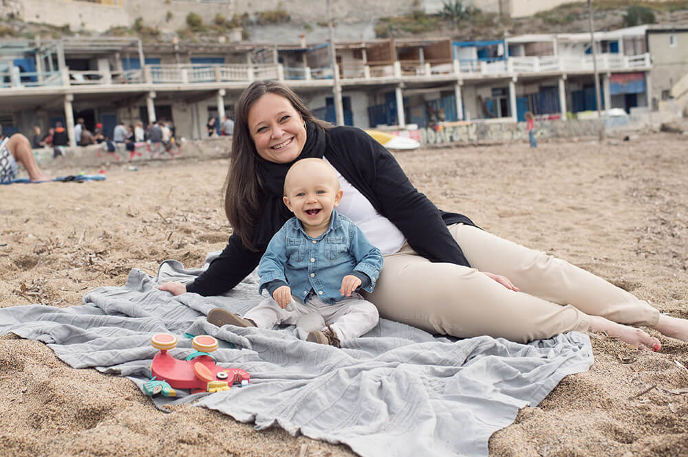 Portrait souriant de maman et son enfant.