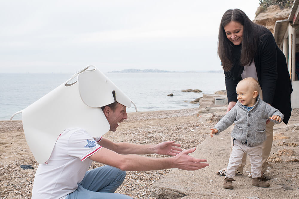 Photo rigolote avec un éléphant sur la tête du papa.