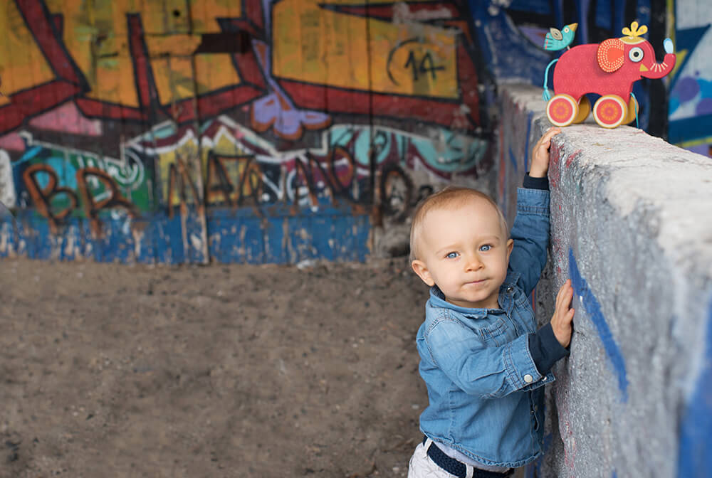 Portrait d'enfant devant des graffitis.
