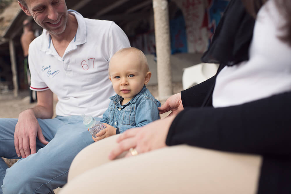 Portrait d'un blondinet entre ses parents.