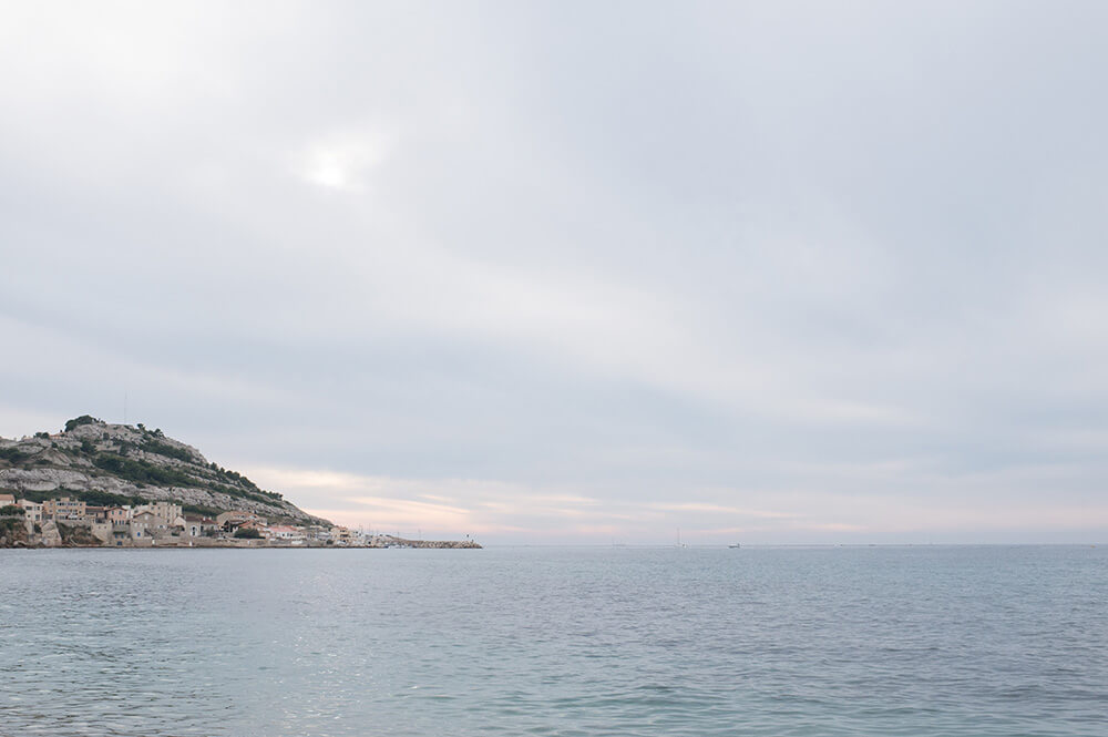 Temps couvert sur la plage.