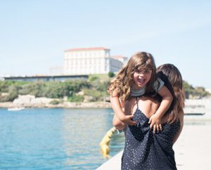 Séance photo lifestyle au Mucem à Marseille. moment-photo spécialisée dans les portraits d'enfants.