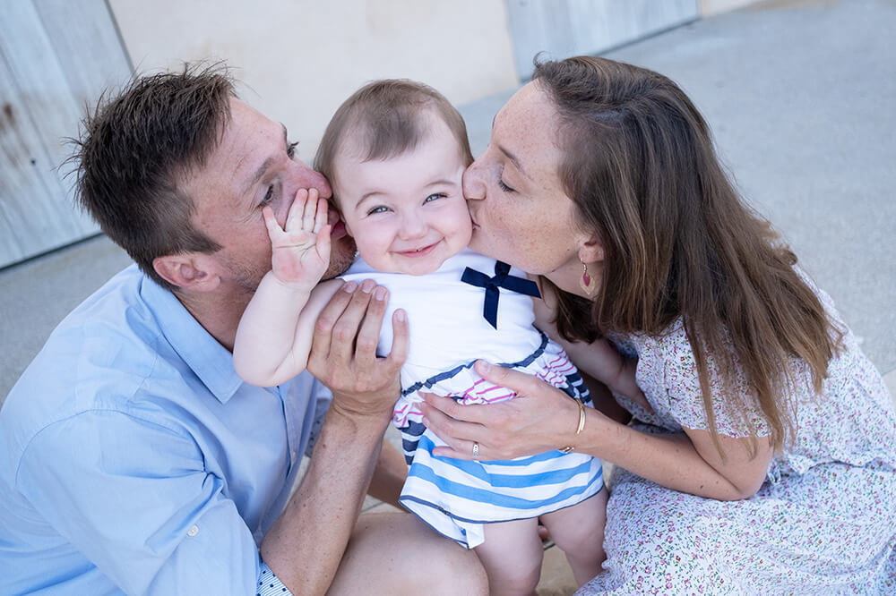 Bébé bisouiller par ses parents.