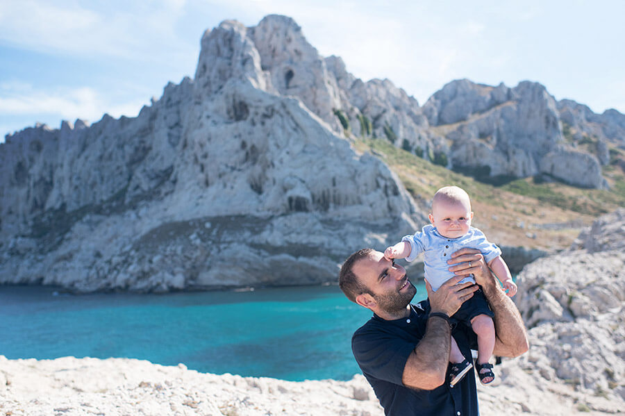 Photo originale de bébé et son papa aux Goudes.