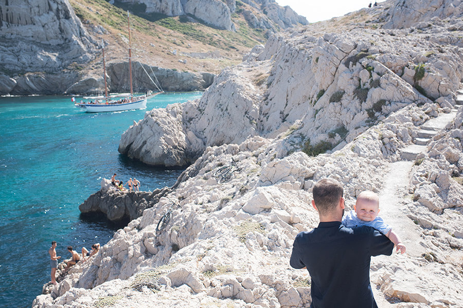 Shooting extérieur avec une mer turquoise.