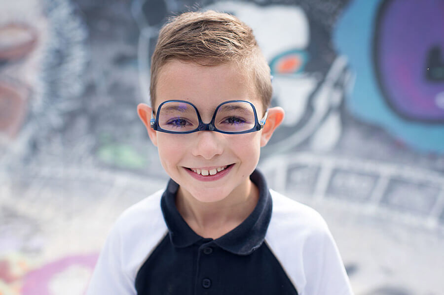 Portrait d'un petit clown avec ses lunettes à l'envers.