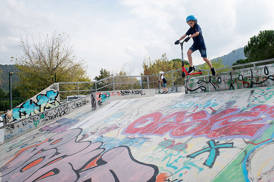 Jeune adolescent entrain de rider.