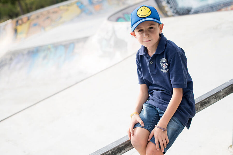 Portrait avec une casquette smiley.