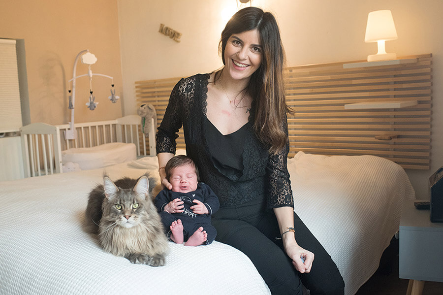 Portrait d'un tout petit avec un chat Maine coon.