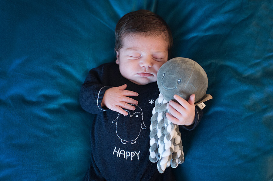 Portrait nouveau-né avec son doudou pieuvre.
