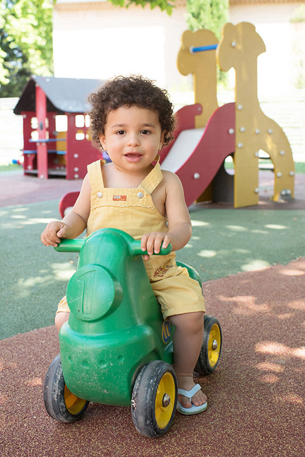 Portrait enfant dans la cour de récré.