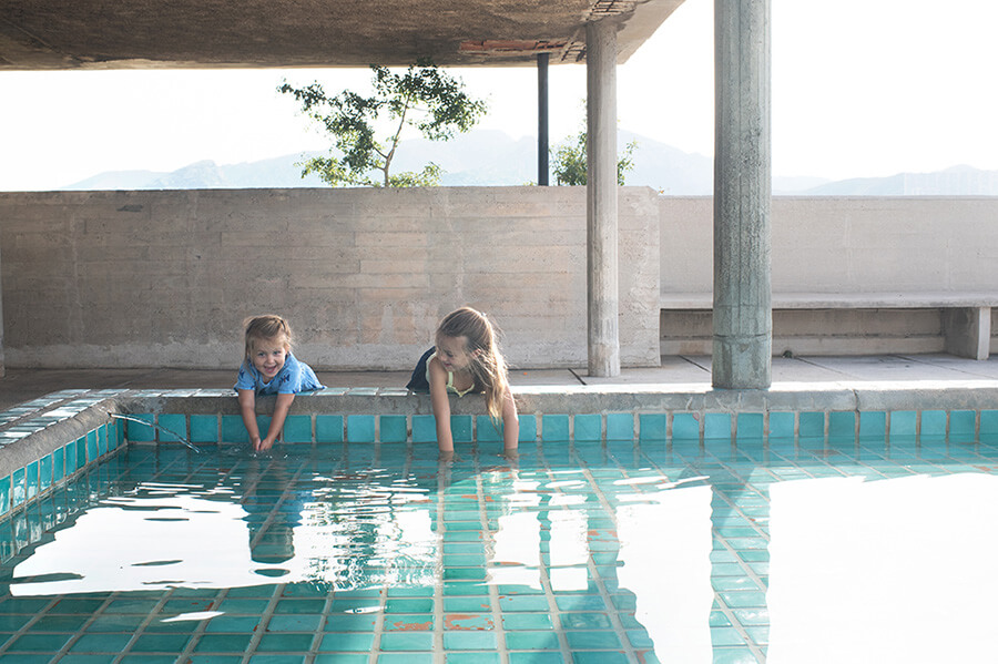 Enfant jouant avec l'eau de la piscine du Corbusier.