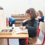 Portrait enfant à sa table d'écolier