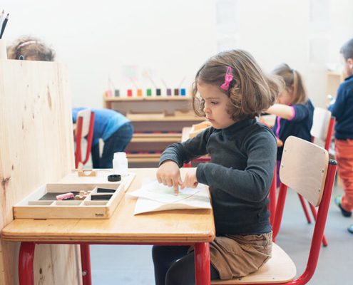 Portrait enfant à sa table d'écolier