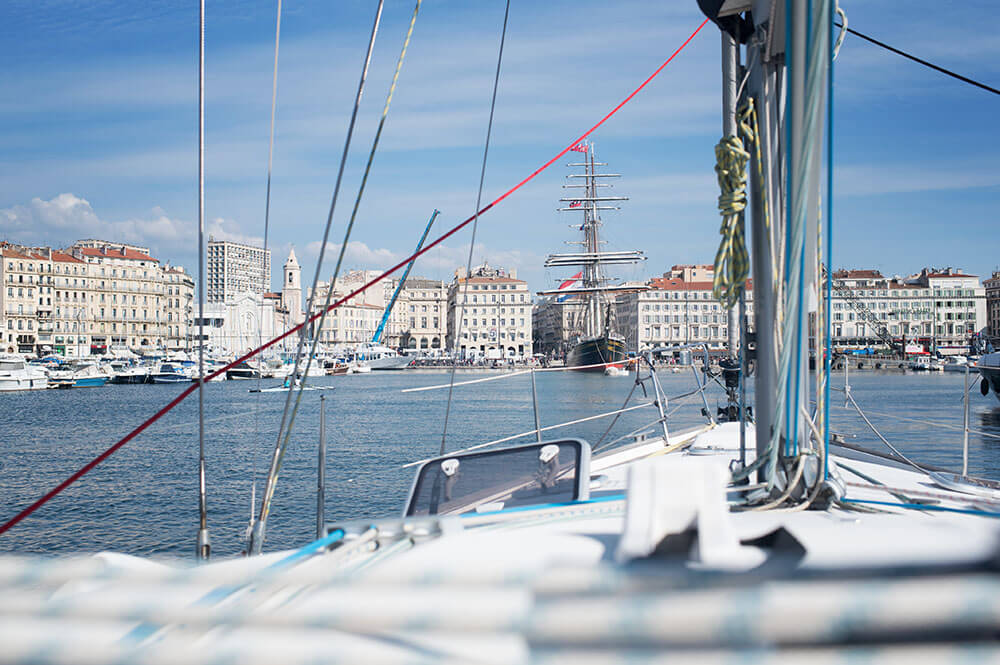 Photo prise sur le voilier au milieu du Vieux-Port.