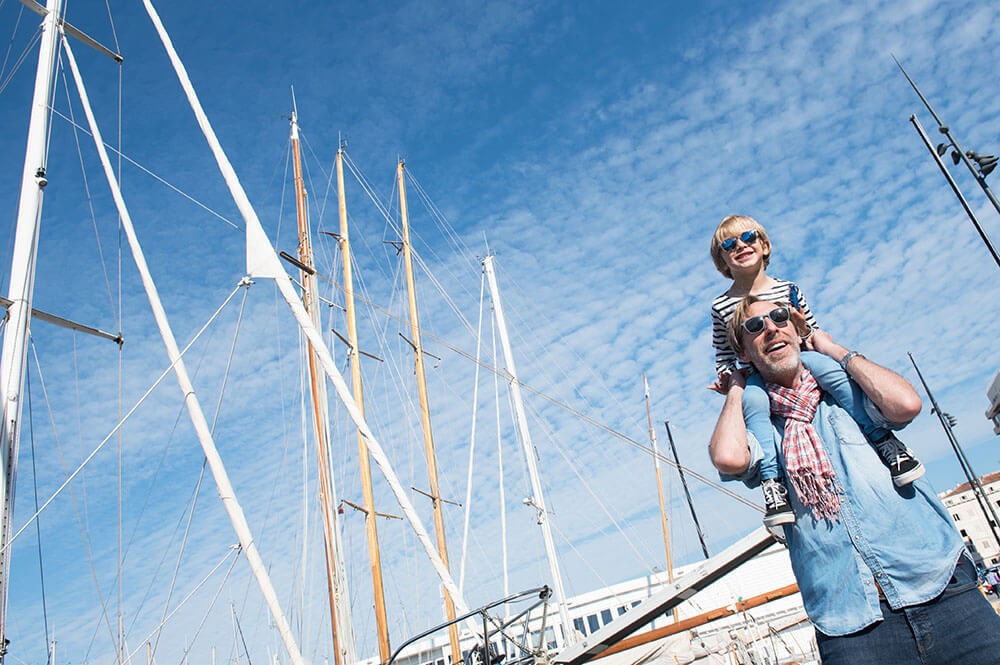 Portrait lifestyle père/fils devant les voiliers Marseille