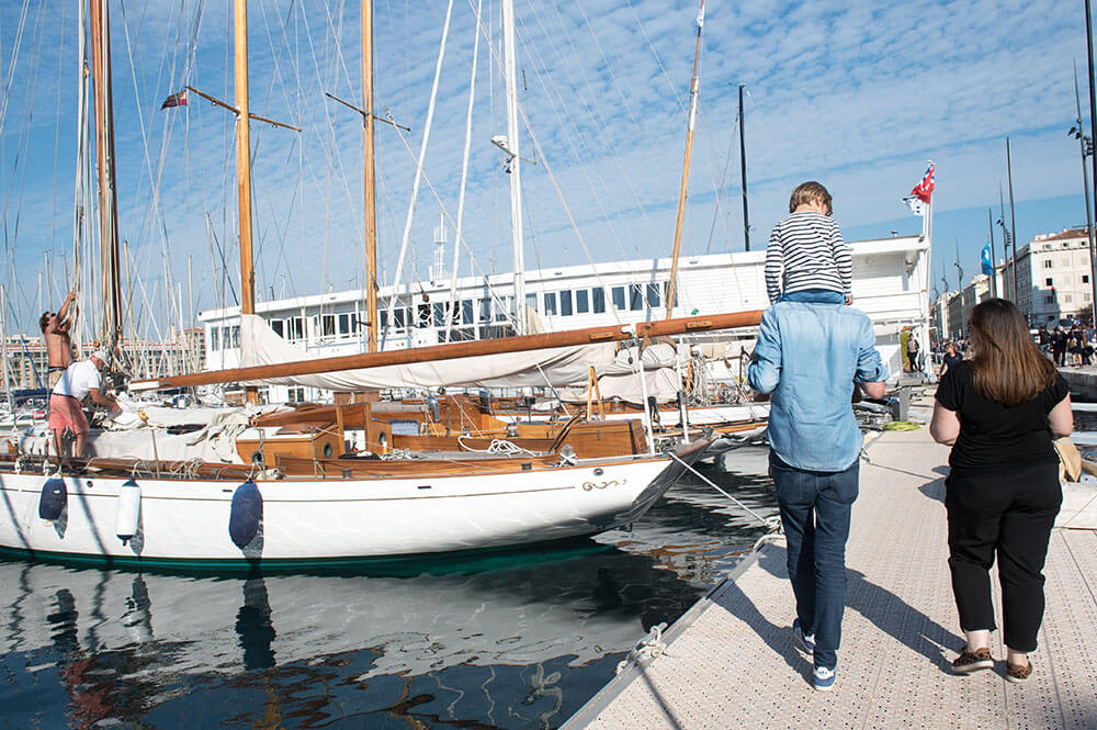 Portrait Lifestyle famille Vieux-Port Marseille.