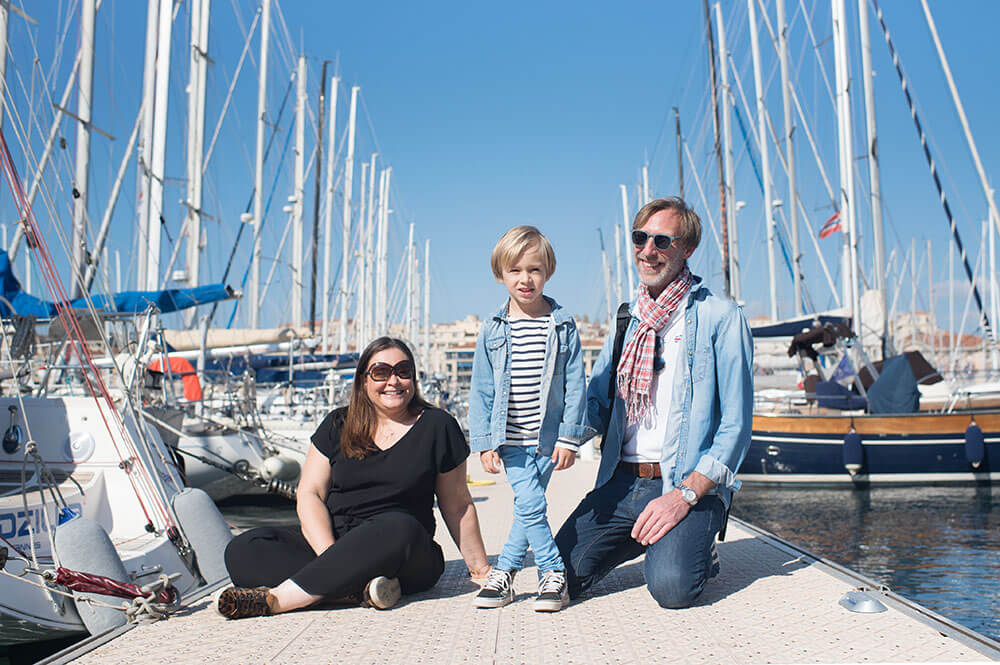 Séance photo famille Marseille. Sur les quais du Vieux-Port.