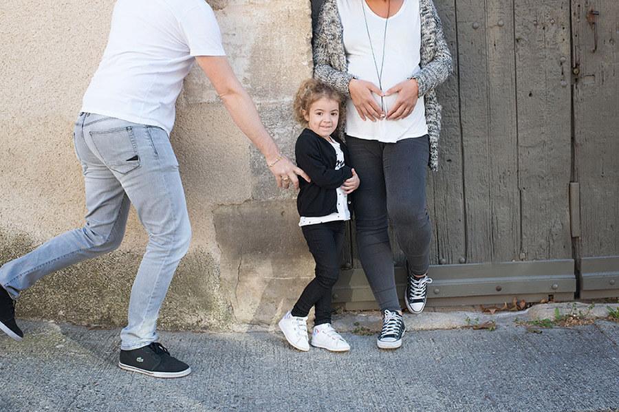 Portrait décalé d'une famille se promenant à Lourmarin.