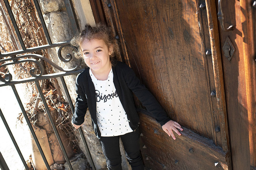 Jeune fille avec un tee-shirt bisous.